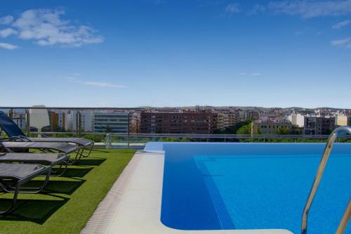 科尔多瓦科尔多瓦中心酒店的建筑物屋顶上的游泳池