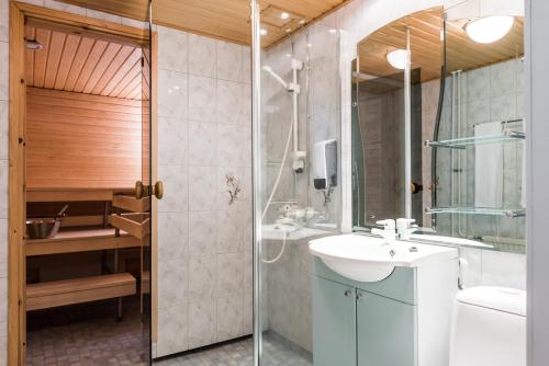 上维耶斯卡Hotel Käenpesä的一间带水槽、卫生间和淋浴的浴室