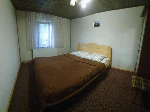 塔塔里夫Emiliya的一间小卧室,配有床和窗户