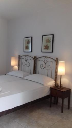 阿菲托斯Aegean Blue Studios的卧室内的两张床,配有一张桌子上的两盏灯。