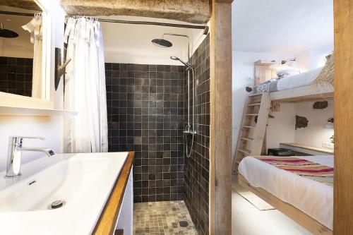 拉奥罗塔瓦El Pino Centenario 8的带淋浴和盥洗盆的浴室以及1张床。