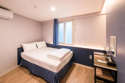 MAMA Guesthouse Haeundae客房内的一张或多张床位