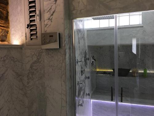 SantʼOnofrioB&B Le Casette的带淋浴的浴室和玻璃门