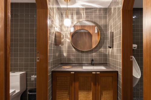 高雄河堤漫旅站前馆 的一间带水槽和镜子的浴室
