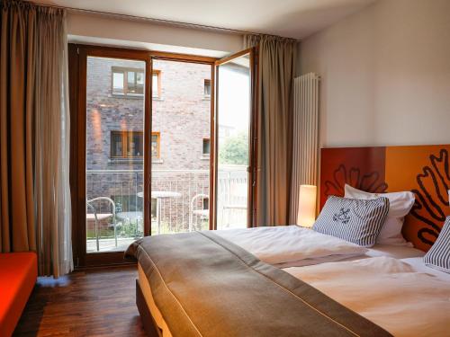 科隆贝尔伽瑞德南华欧酒店的酒店客房设有一张床和一个大窗户