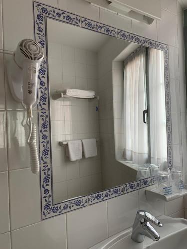 阿里纳斯·德·卡伯瑞勒斯夫拉莱斯别墅酒店的浴室镜子及吹风机,位于水槽旁