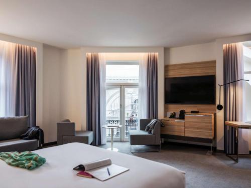 海牙Novotel Den Haag City Centre, fully renovated的酒店客房设有一张床和一个大窗户
