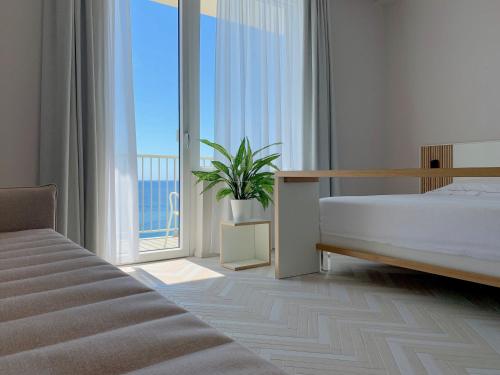 因佩里亚科拉罗酒店的一间卧室设有一张床和一个大窗户