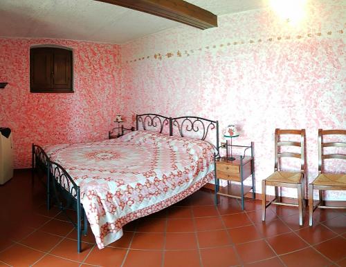 塔皮安诺Agriturismo Il Tondino的一间卧室配有一张床和两把椅子