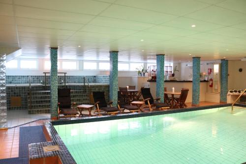 莫拉莫拉Spa及酒店的大楼内一个带桌椅的游泳池