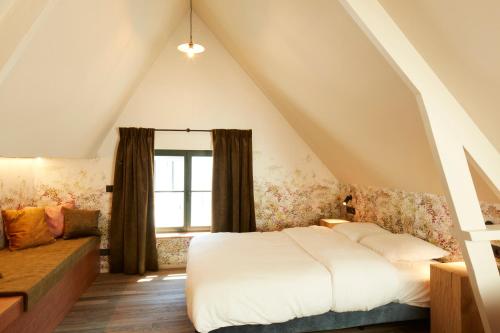 根特Nonam Boutique Hotel Gent的卧室配有白色的床和窗户。