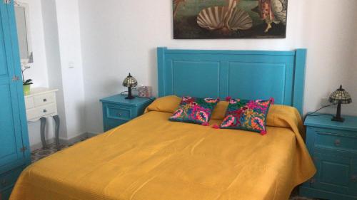 内尔哈梅纳公寓的一间卧室配有一张蓝色的床和两个蓝色的橱柜。