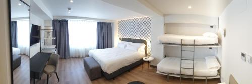 布尔戈斯雷斯雷耶斯卡多丽克斯酒店的小房间设有两张床和镜子