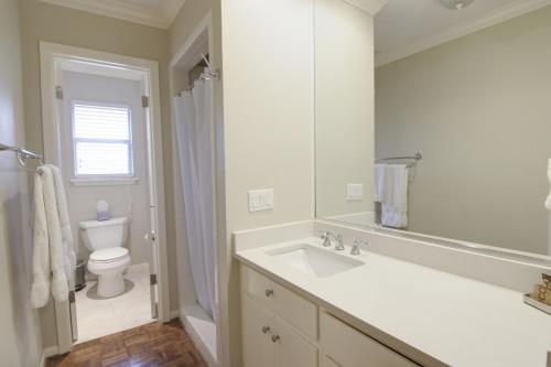 奥斯汀Tarrytown Townhouse的白色的浴室设有水槽和卫生间。