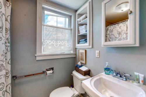 WiscassetMaine Memories的一间带卫生间、水槽和窗户的浴室