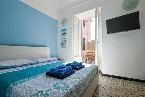 诺利La Zuacca, luminoso appartamento con terrazzo的一间卧室配有一张带2条蓝色毛巾的床
