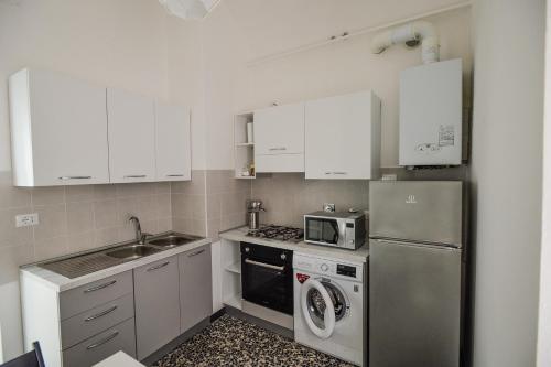 诺利La Zuacca, luminoso appartamento con terrazzo的一间带冰箱和水槽的小厨房