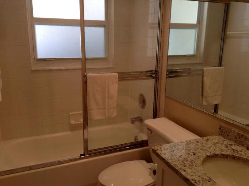 西耶斯塔岛Island House Beach Resort 10A的带淋浴、卫生间和盥洗盆的浴室