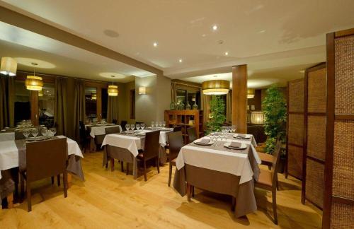 厄尔·彭特·德·苏尔特科托里酒店的餐厅内带桌椅的用餐室