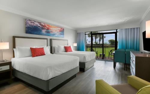 默特尔比奇Grande Cayman Resort的酒店客房设有两张床和一个阳台。