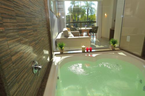 伊瓜苏维瓦卡塔瑞斯度假酒店的享有庭院景色的按摩浴缸