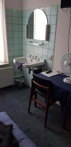 KapelleHCR de Zwaan的一间带水槽和镜子的浴室