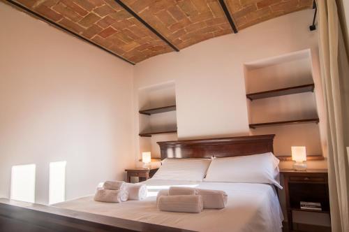 佩鲁贾Umbrian Concierge - Alla Rocca的一间卧室配有一张床,上面有两条毛巾