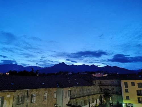 比耶拉In centro da Laura, Via Repubblica 49 BI的黄昏时从城市欣赏到山景