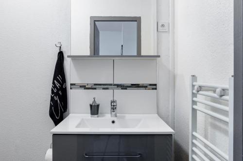 圣路易Comfort Stay Basel Airport 2A46的一间带水槽和镜子的浴室