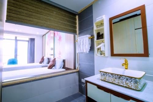 和平SAKURA HOTEL的浴室设有一张带水槽和镜子的床