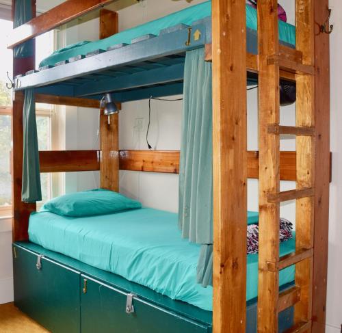 西雅图格林托特西雅图旅社的小屋内的双层床,带梯子