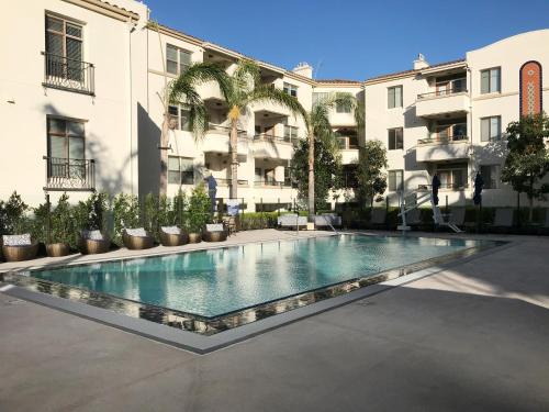 "Resort Style amenities walk to UCLA" w Pool & Parking B2内部或周边的泳池