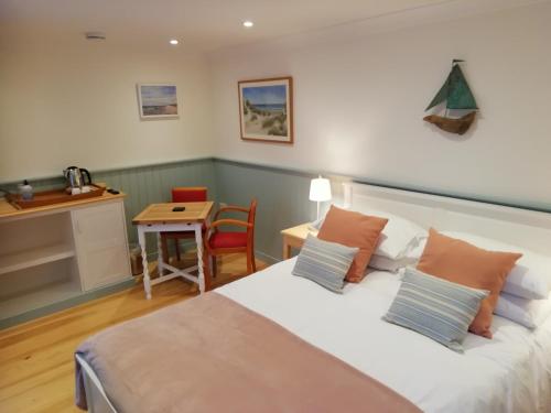 淡水Sea Breeze的一间卧室配有一张床和一张小桌子