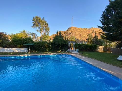 瓜迪克斯阿拉尔孔佩德罗安东尼奥岩洞酒店的院子里一个带软管的游泳池