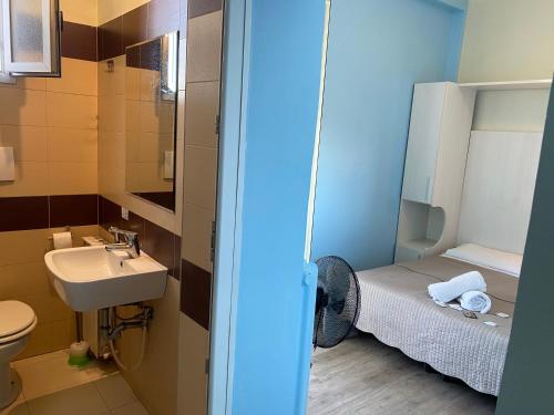 米兰肯尼迪酒店的一间带水槽和卫生间的小浴室
