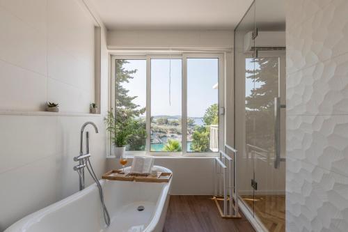 赫瓦尔Apartment Shades of Blue的白色的浴室设有浴缸和窗户。