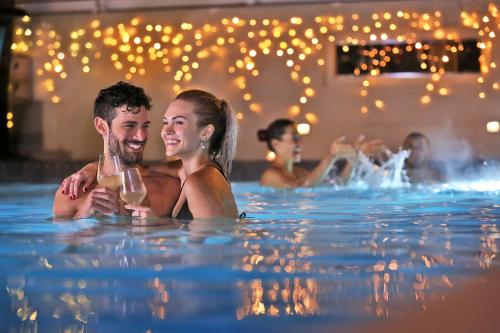 里米尼乐洛斯套房酒店的一群人在游泳池里