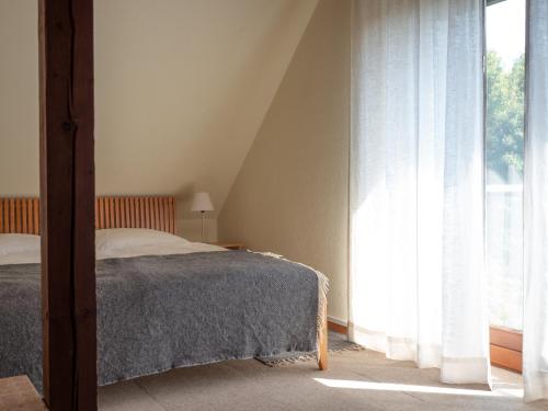 瓦布斯Haus Waterblick的一间卧室设有一张床和一个大窗户