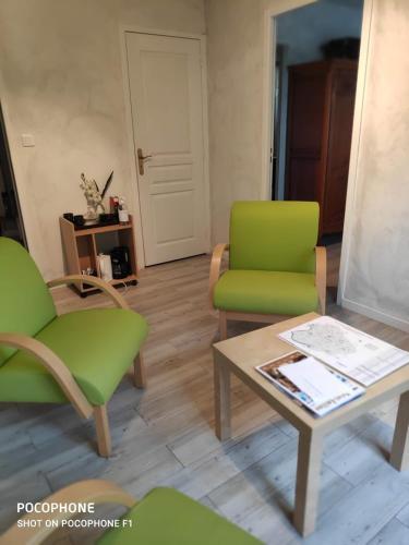 圣艾米隆Les ID de Saint Emilion的客厅配有两把椅子和一张茶几