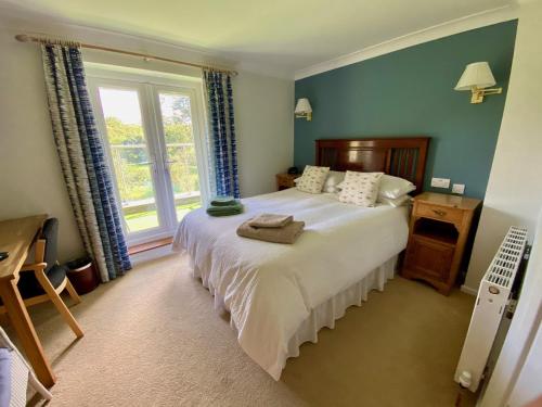 佩尼斯通Millbrook的一间卧室设有一张大床和一个窗户。