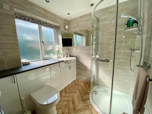 佩尼斯通Millbrook的带淋浴、卫生间和盥洗盆的浴室