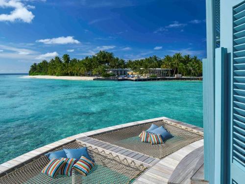加弗阿利夫环礁Raffles Maldives Meradhoo的从度假村的阳台上可欣赏到海景