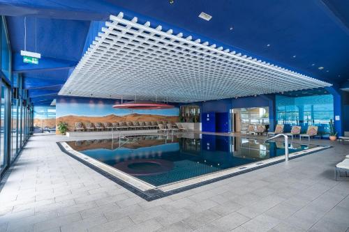 沃尔特湖畔韦尔登Hotel Parks的大型建筑中的大型游泳池