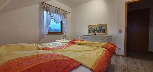 OttendorfFerienwohnung Kirnitzschtal的一间卧室设有两张床和窗户。