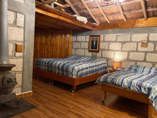 皮纳尔-德阿莫莱斯卡瓦尼亚斯皮诺斯5号旅舍的一间卧室,配有两张床