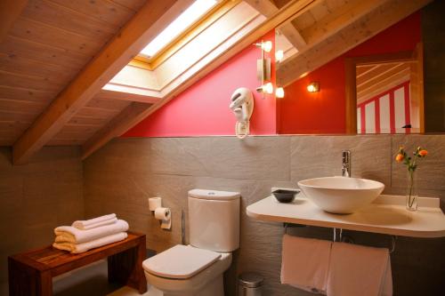 拉雷多Posada Casona de la Ventilla的浴室配有白色卫生间和盥洗盆。