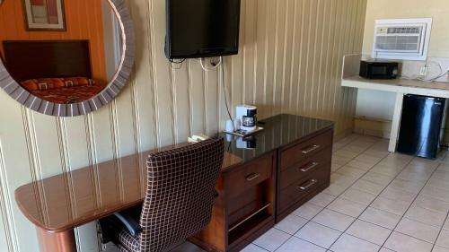 格林维尔格林维尔经济汽车旅馆的酒店客房配有书桌和镜子