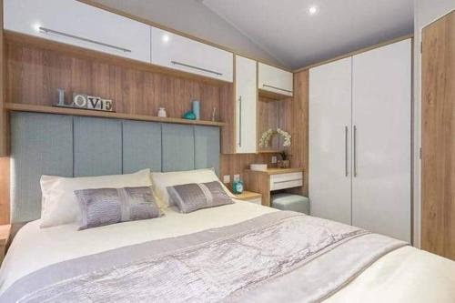 纽基Premium Chalet at Newquay Away Resorts MV7的卧室配有一张白色大床