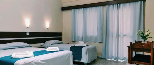 卡科佩特里亚米奈德酒店的酒店客房设有两张床和窗户。