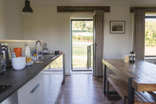 切达Hayloft的厨房配有木制台面和桌子